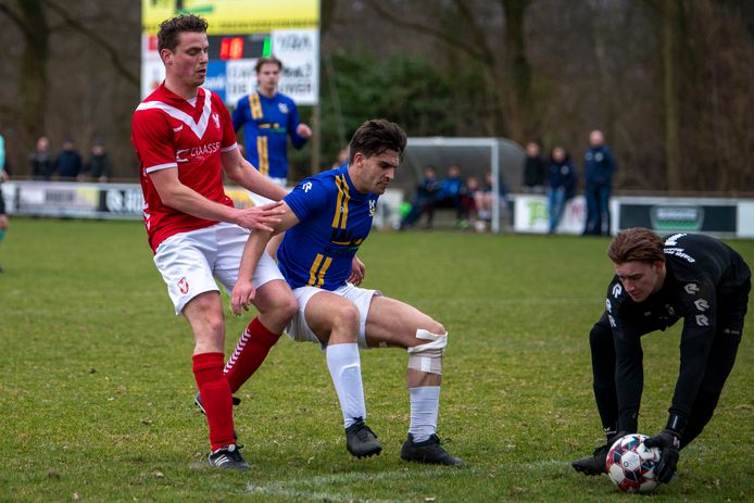 Jong Brabant-spits Tom Bastings kan niet meer bij de bal.