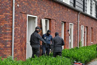 Politie doet meerdere invallen rondom Tilburg, robot doorzoekt kruipruimte in Berkel-Enschot