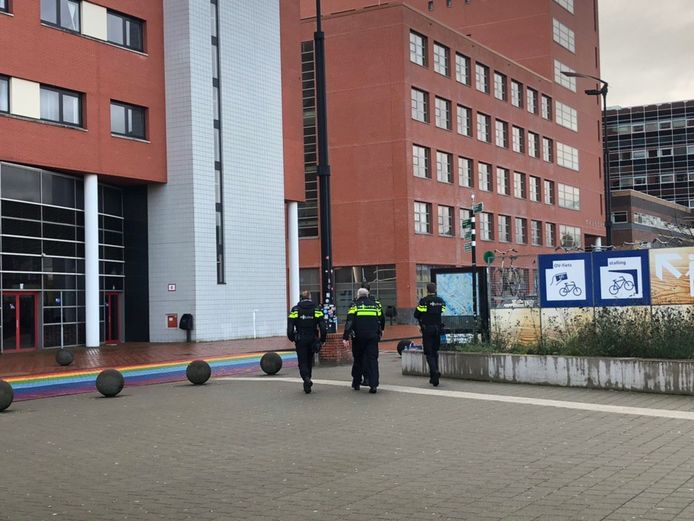 De politie draagt kogelwerende vesten aan het station van Zwolle.