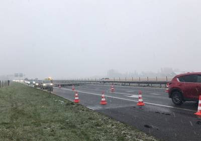 Lading mest van vrachtwagen op A59 bij Terheijden gevallen, weggehaald met schoonmaakmachines