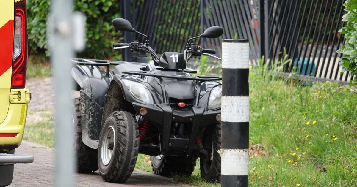 Gewonde nadat persoon met quad tegen paal aan rijdt op de Hogezoom in Renesse