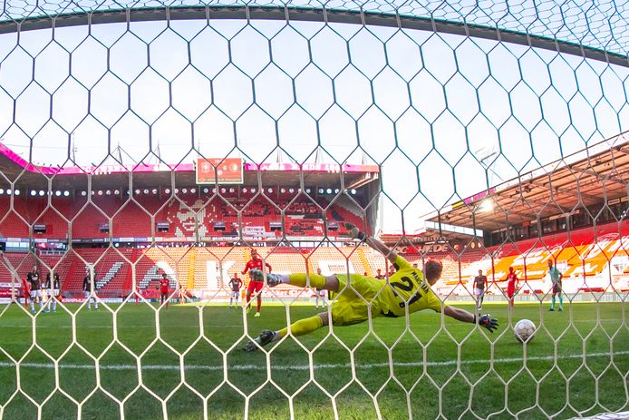 Danilo schiet FC Twente vorig seizoen op een 1-0 voorsprong tegen Feyenoord in een lege Grolsch Veste.