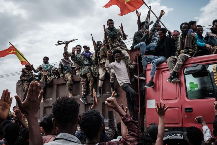 Strijders van het Tigray People's Liberation Front (TPLF) reageren op de menigte bij hun aankomst in Mekele, de hoofdstad van de regio Tigray in Ethiopië. Beeld van juni 2021.