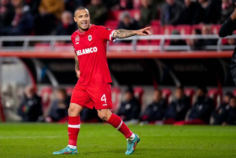 Alleen door top te zijn in de play-offs zal Radja Nainggolan straks de hoge verwachtingen hebben ingelost. Beeld Photo News