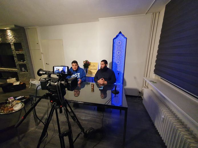 Mohammed Aknin (l) en Mohammed El Hani van de stichting Moslim Empowerment Tilburg tijdens hun livestream maandagavond.