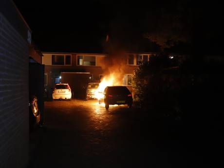 Geparkeerde auto staat plotseling in lichterlaaie in Cuijk: mogelijk brandstichting