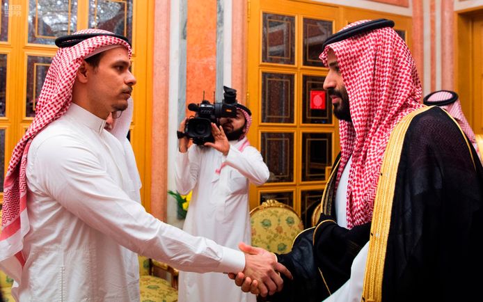 Kroonprins Mohammed bin Salman schudt een dikke maand na de moord de hand van Salah Khashoggi, de zoon van de vermoorde journalist.