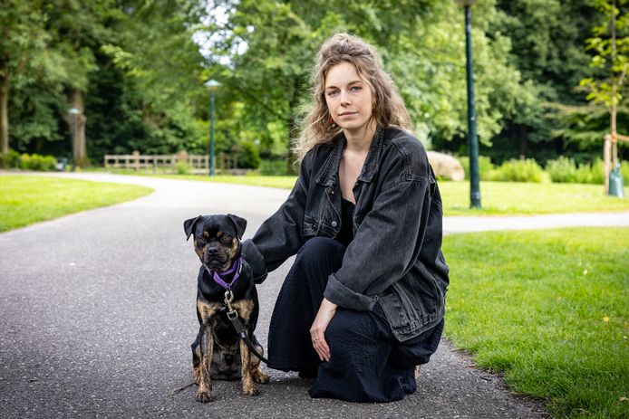 Maud van der Meij met haar hond Bertje. Het gaat gelukkig weer goed met hem nadat hij iets smerigs had gegeten in het Volkspark.