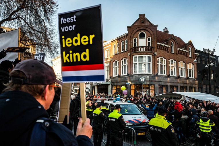 Demonstranten bij de intocht van Sinterklaas in Eindhoven. Beeld ANP, Rob Engelaar
