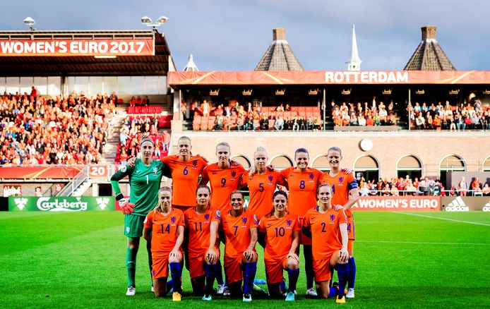 Het Nederlands elftal voorafgaand aan de wedstrijd tegen Denemarken tijdens de WEURO2017.