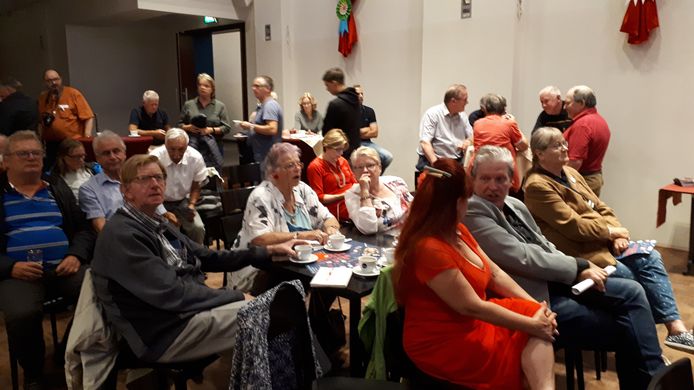 Bezoekers van de protestbijeenkomst Red Bravis Bergen, maandagavond in zaal Den Enghel in Bergen op Zoom.