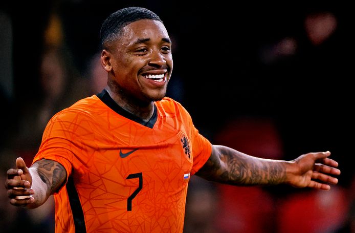 Bergwijn começa jogando na seleção da Holanda.