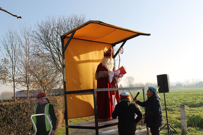 Intrede van de Sint met de helikopter bij basisschool De Talententuin in Lendelede.
