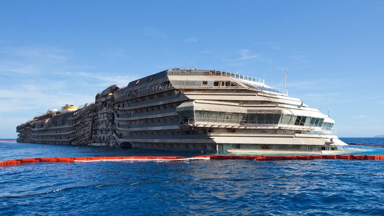 De Costa Concordia nadat het schip overeind was gehesen. Beeld AP
