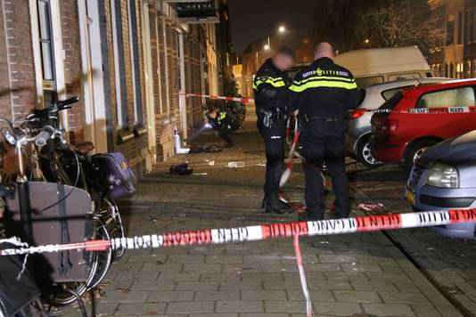 De politie heeft tot omstreeks 6.00 uur sporenonderzoek gedaan in de Kasteelstraat in Vlissingen.