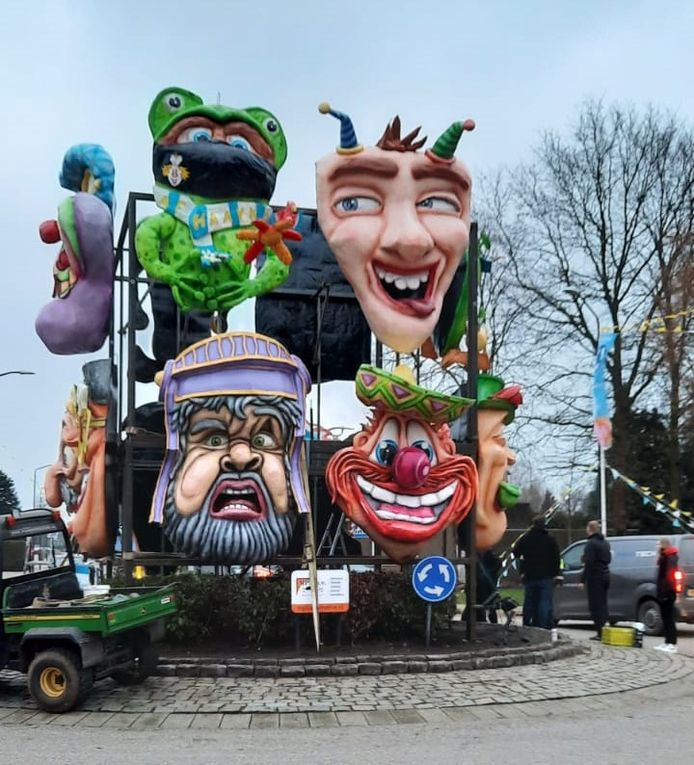 Afgelopen carnaval; stond dit tijdelijke monument op de rotonde in Raamsdonk. De koppen zijn gemaakt door diverse clubs.