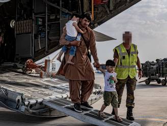 Ondanks chaos op luchthaven kon België toch al 400 mensen evacueren: “Schrijnende toestanden, maar druppelsgewijs raakten mensen toch voorbij de gate”