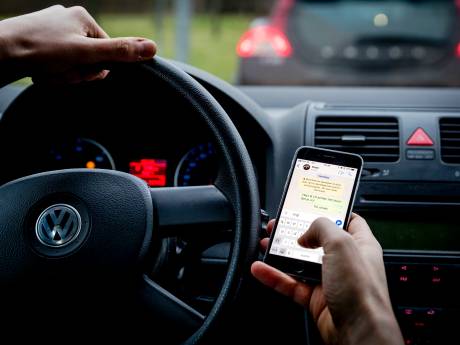 Bijna kwart Europese automobilisten onder 35 jaar kijkt video’s tijdens het rijden