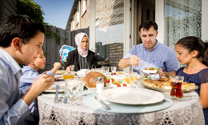 Een Turks-Nederlandse familie viert het Suikerfeest