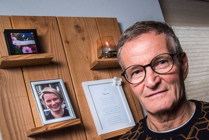 Gert Maneschijn staat hier bij het gedenkhoekje aan zijn overleden dochter Dorian.