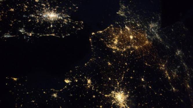 Astronaut neemt foto van ons land en er blijken 's nachts wel wat lichten te branden
