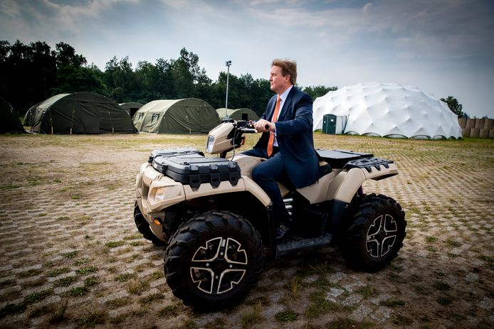 Koning Willem-Alexander rijdt op een quad tijdens een werkbezoek aan het Fieldlab Smartbase van het Commando Landstrijdkrachten in Soesterberg.