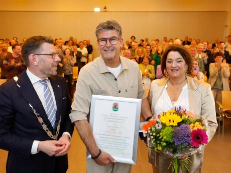 Aart den Haan krijgt zilveren erepenning bij afscheid als directeur van lokale omroep WOS