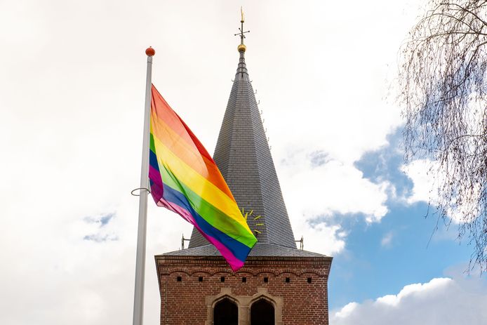 De protestante kerk aan de Varviksingel heeft de regenboogvlag gehesen.