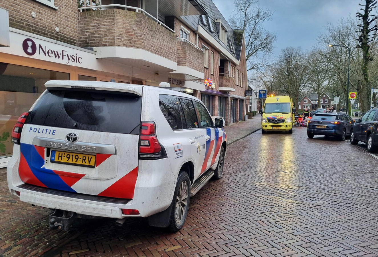 Voetganger aangereden door een auto die achteruit reed in Oisterwijk Foto AD.nl