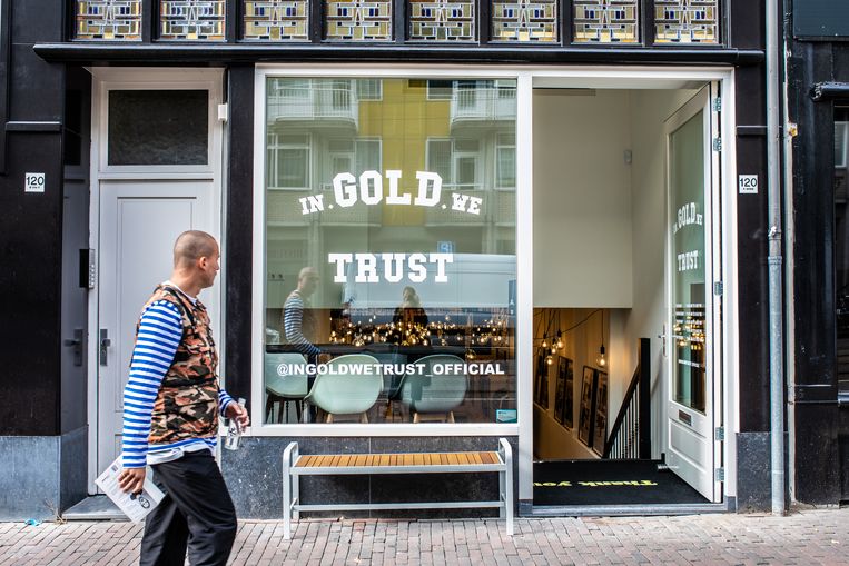 De winkel van modemerk In Gold We Trust in de Kinkerstraat in Amsterdam. Het modemerk dreigt nu ten onder te gaan als gevolg van een rechtszaak tegen de eigenaar die van drugshandel wordt verdacht. Beeld Nosh Neneh