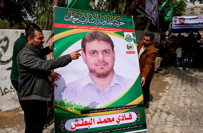 Mannen in Gaza met een poster van de 35-jarige Fadi Mohammad al-Batsh, de Palestijnse professor en Hamaslid werd zaterdag vermoord in Maleisië.
