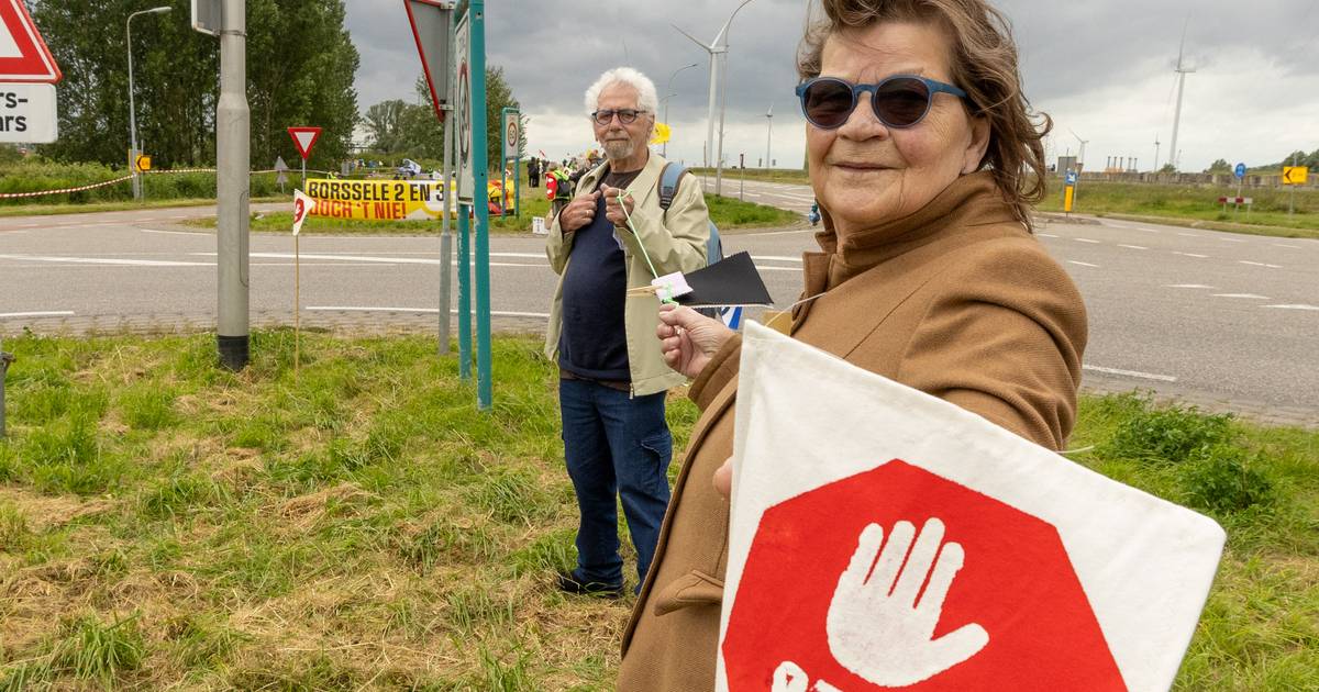 ‘Tot hier en niet verder’, zeggen mensen die een lange ketting vormen bij Borssele: ‘We doen het voo