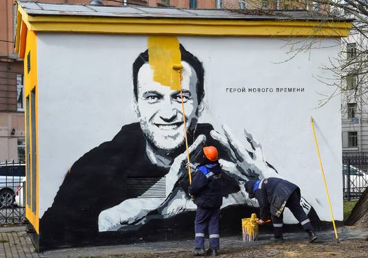 ‘De held van de nieuwe tijd’ staat er bij deze tekening van Navalny waar snel overheen wordt geverfd.