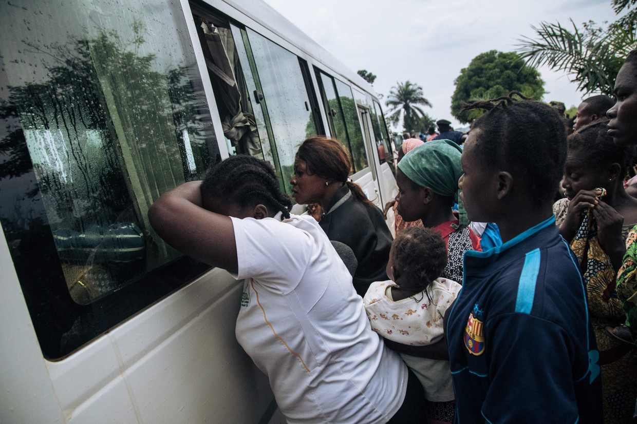 Centraal-Afrikaanse vluchtelingen nemen afscheid van familie en vrienden die gerepatrieerd worden vanuit de Democratische Republiek Congo, 15 november 2021. Beeld Alexis Huguet / AFP