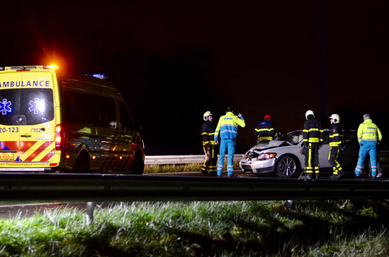 a17 bij standdaarbuiten weer open na ongeval met meerdere auto s foto bndestem nl