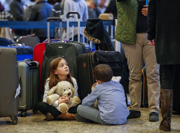 Kinderen wachten tot de stroomstoring voorbij is op de luchthaven van Atlanta.