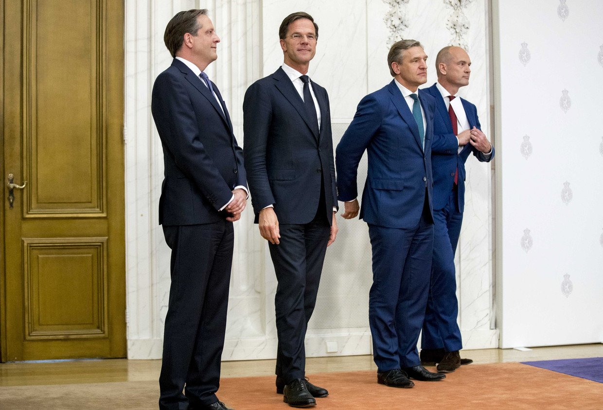 De leiders van de nieuwe coalitie presenteren hun regeerakkoord. Beeld epa