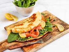 Wat Eten We Vandaag: Hartige pannenkoek met zalm, spinazie en tuinerwten