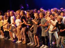 Duizenden kinderen swingen als een kangoeroe en dansen met Billy de kip in Veldhoven
