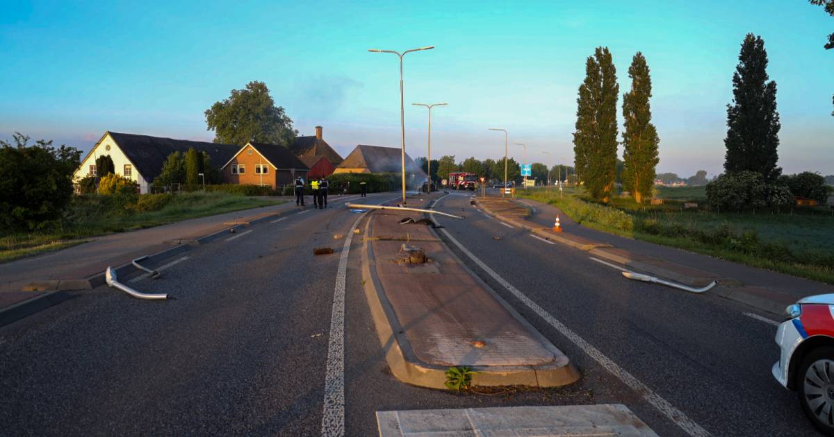 Man (33) uit Tolkamer rijdt met slok te veel op en laat ravage achter in Herwen: auto vliegt in bran