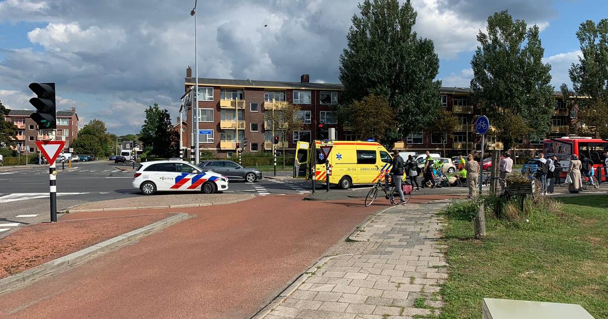Jongetje gewond na aanrijding door stadsbus in Almelo.