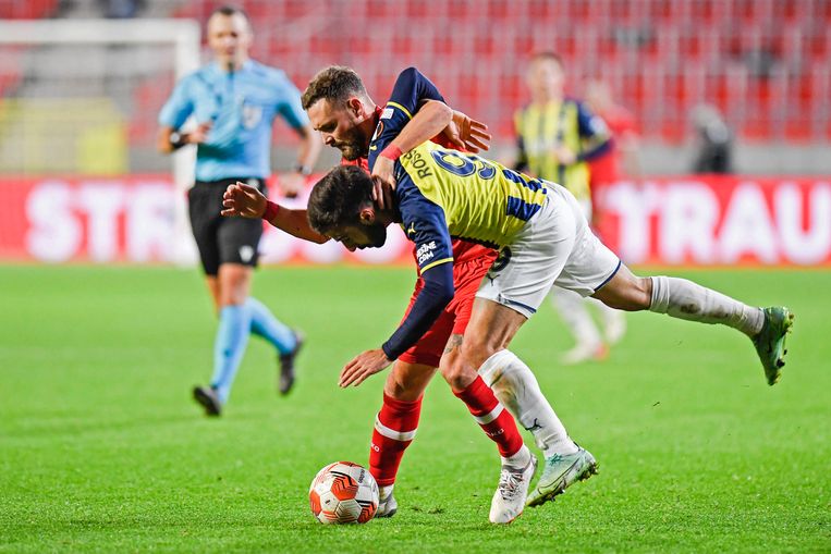 Antwerp-middenvelder Birger Verstraete worstelt met Diego Rossi van Fenerbahçe, donderdagavond in de Europa League. Beeld Photo News