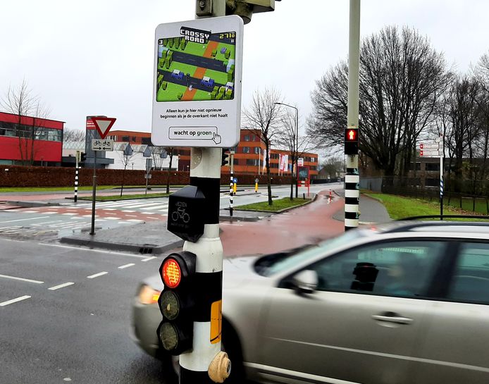 Het 'Crossy Road'-bordje op de kruising van Edisonstraat en noordelijke rondweg in Breda.