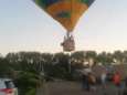 Luchtballon maakt noodlanding midden in Nederlandse woonwijk: “Ik dacht: hij gaat landen óp het flatgebouw”