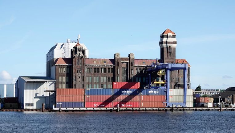 De oude meelfabriek van De Vrede aan het Noordzee­kanaal Beeld Berlinda van Dam