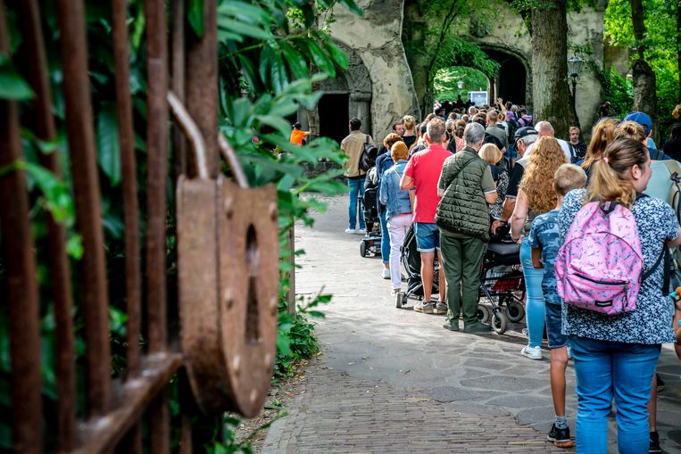 Fans haasten zich naar de Efteling om nog een glimp van het Spookslot op te vangen.  Beeld Maikel Samuels