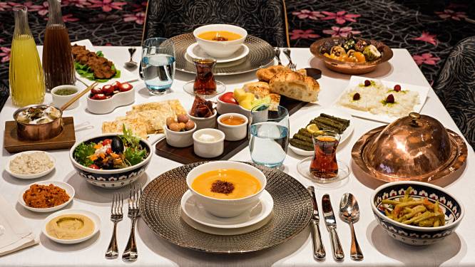 Vanavond start de ramadan: wanneer mogen moslims juist eten en wat staat er op het menu?