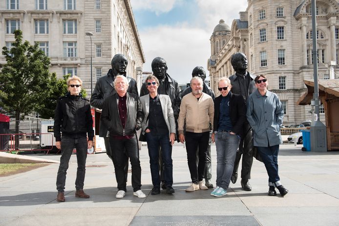 The Analogues poseren bij de beeldengroep van The Beatles aan de Mersey-rivier in Liverpool.