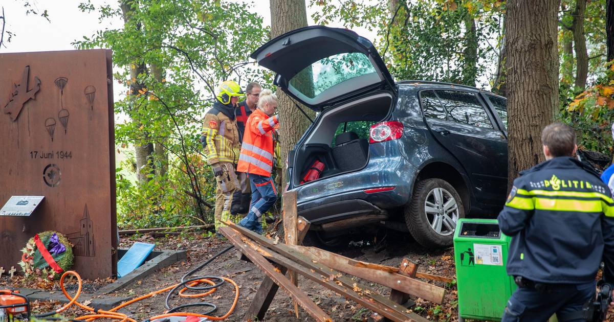 Vrouw schiet met auto rechtdoor over kruising en rijdt tegen boom, brandweer bevrijdt haar