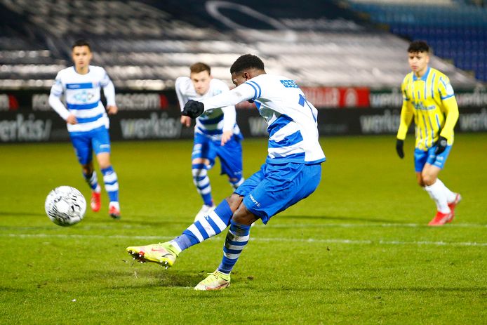 Dé kans voor PEC om op 1-0 te komen, maar Daishawn Redan knalt de bal vanaf elf meter richting Holtenbroek.